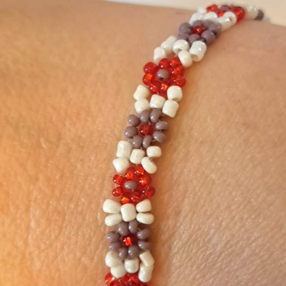 Elegant Beaded Bracelet with Red and White Accents - Picture 1 of 3